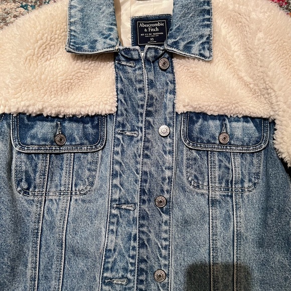 Abercrombie and Fitch Jean jacket with Sherpa sleeves! - Picture 3 of 3
